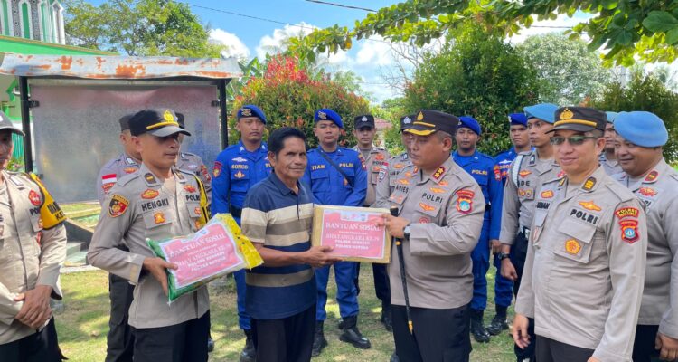 Jejak Bhayangkara di Ujung Negeri: Kapolres Natuna Serahkan 100 Paket Sembako untuk Warga Serasan