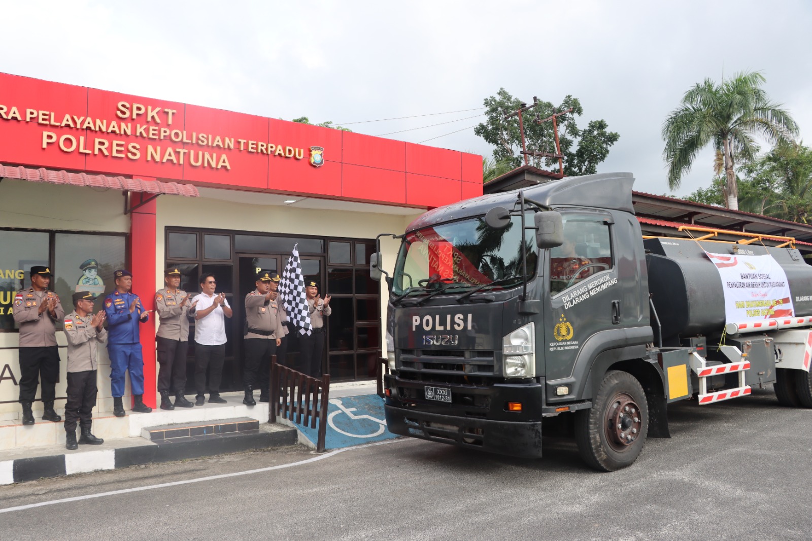 Di tengah Musim Kemarau, Kapolres Natuna Salurkan Air Bersih di Di tengah Musim Kemarau, Kapolres Natuna Salurkan Air Bersih di Desa Harapan Jaya