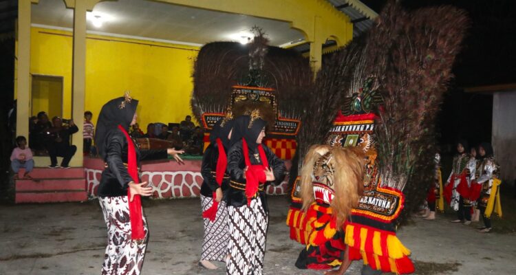 Malam 1 Suro Menggema, Reog Ponorogo Membakar Semangat di Gunung Putri