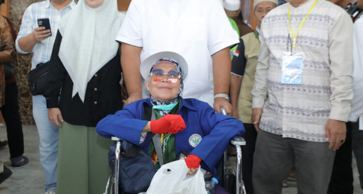 Bupati Asahan Jemput 2 Jemaah Haji yang Sakit di Embarkasi Medan
