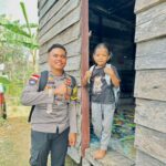 "Tas Harapan” dari Bhabinkamtibmas, Sentuhan Kasih untuk Anak-Anak Cemaga Selatan