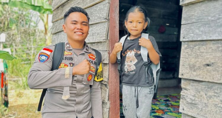 "Tas Harapan” dari Bhabinkamtibmas, Sentuhan Kasih untuk Anak-Anak Cemaga Selatan