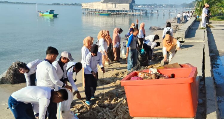 Menyambut HUT RI, Menyatu dengan Alam, Semangat Gotong Royong Warga Natuna di Pesisir Pasar Baru