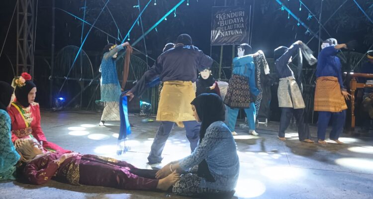 Pertunjukan Teater Tari Tupeng Pukau Masyarakat Pulau Tiga Barat