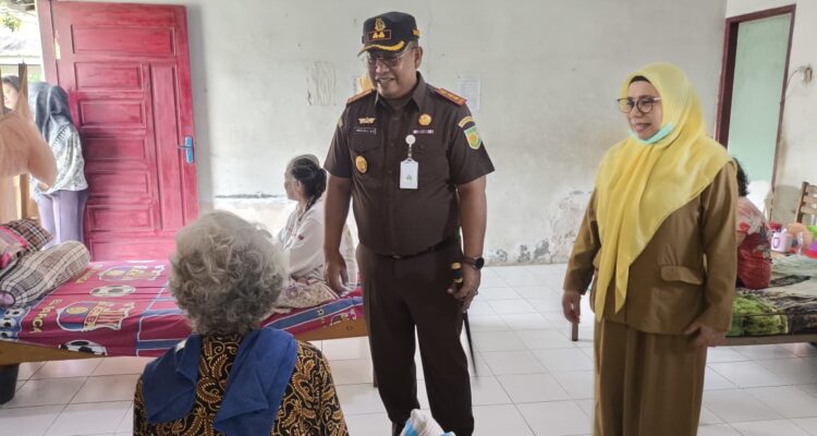 Gelar Adyaksa Peduli, Kejari Asahan Kunjungi Panti Jompo dan Pondok Pesantren