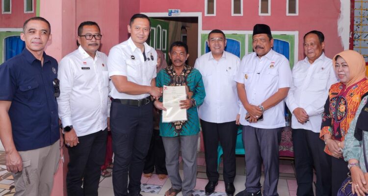 Wamen ATR/BPN Bersama Menko AHY Serahkan Sertipikat Tanah untuk Rakyat di Bengkulu