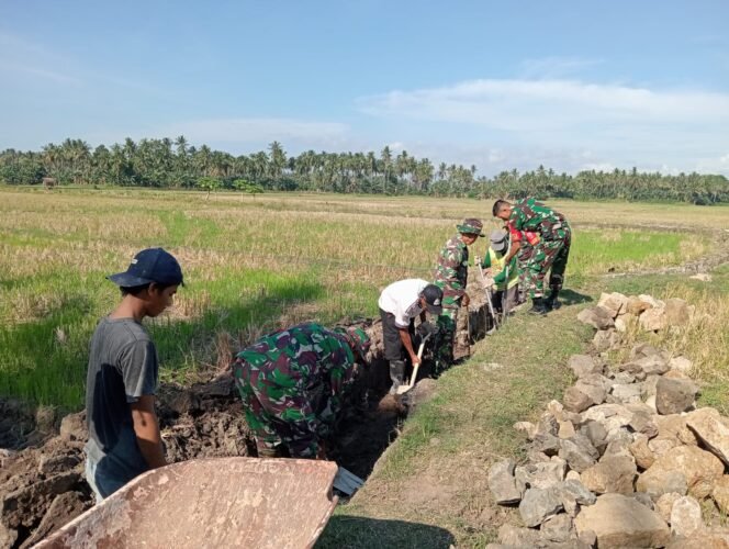 IMG-20251119-WA0020-e1763532536220.jpg Koramil 1406-08/Sabbangparu Gelar Karya Bakti Bersihkan dan Perbaiki Saluran Irigasi di Kelurahan Sompe