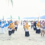 Keakraban Guru Jemaja Mengalun di Pantai Padang Melang