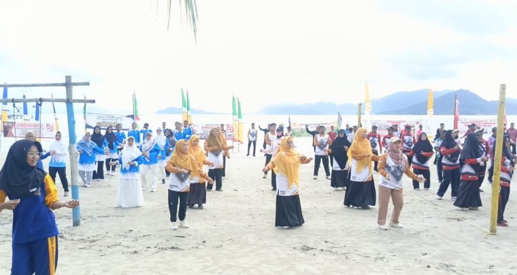Keakraban Guru Jemaja Mengalun di Pantai Padang Melang