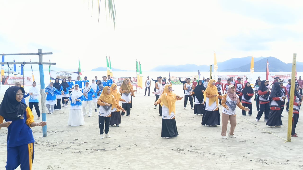 Keakraban Guru Jemaja Mengalun di Pantai Padang Melang Keakraban Guru Jemaja Mengalun di Pantai Padang Melang