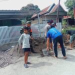 Gotong Royong Babinsa dan Warga Pengecoran Jalan, Wujud Kepedulian TNI pada Masyarakat