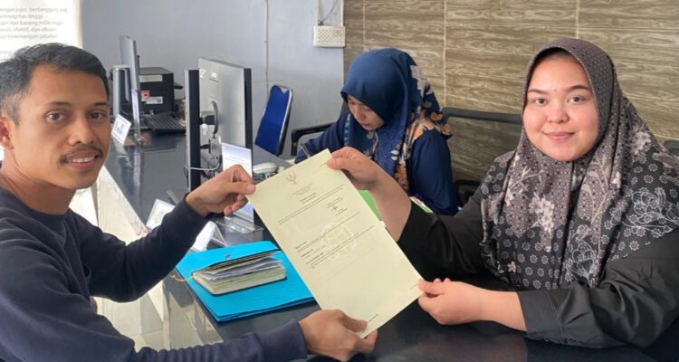 Serahkan Sertipikat Roya, Perwakilan Kantah Batu Bara Tegaskan Komitmen Layanan Prima