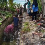 TNI AL Sigap Bersihkan Saluran Tersumbat di Midai