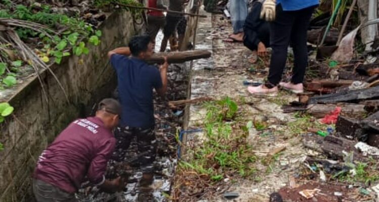 TNI AL Sigap Bersihkan Saluran Tersumbat di Midai