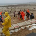 Di Bawah Hujan dan Ombak, Warga Pasir Panjang Bangun Harapan dari Karung Semen