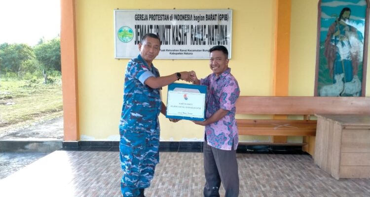 Kepedulian Jelang Natal 2025, Lanud RSA Natuna Salurkan Bantuan Lampu ke Gereja GPIB