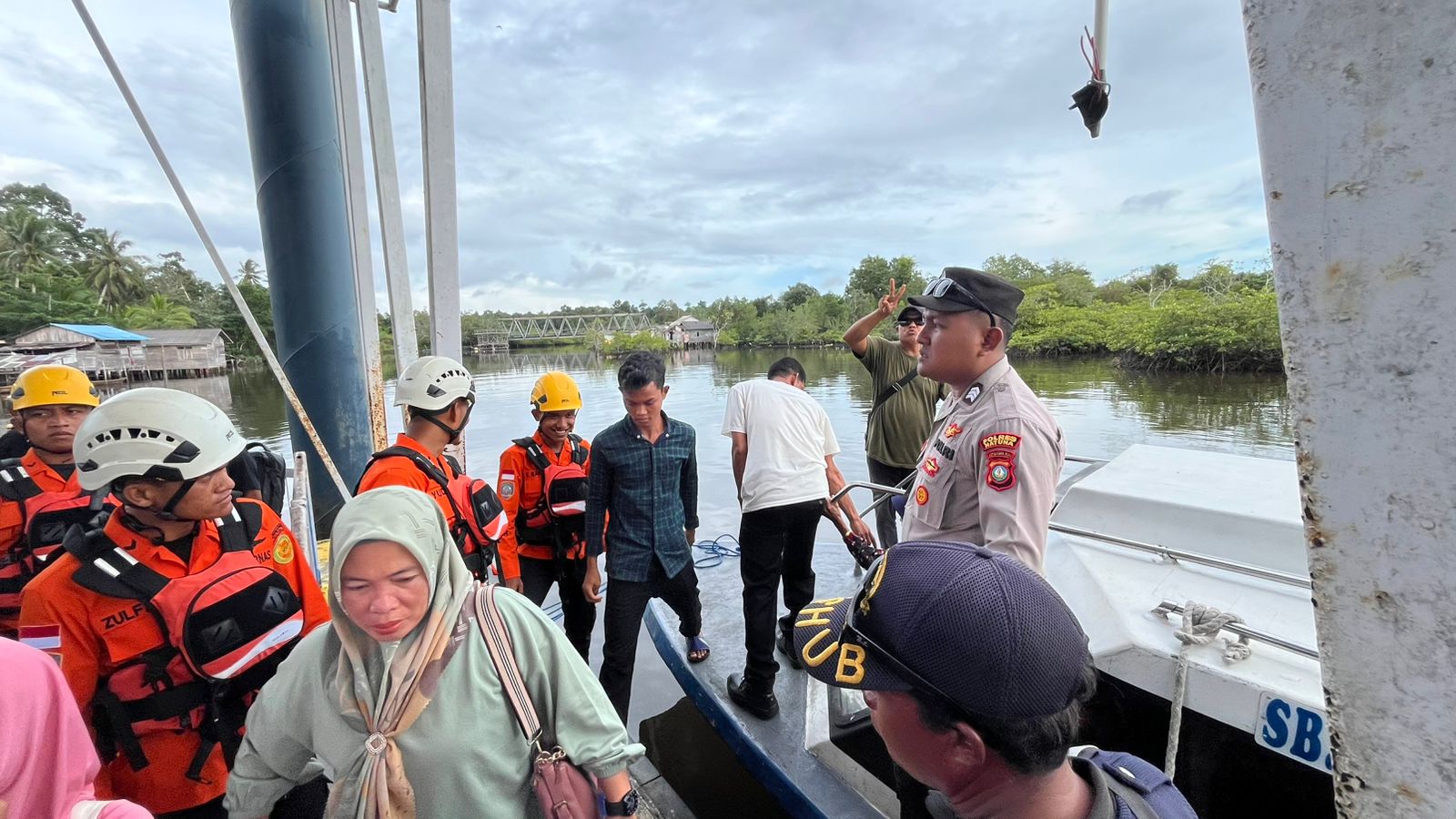 Hangatnya Pelayanan di Pelabuhan Binjai, Polsek Bunguran Barat Hadir Menjaga Mudik Nataru