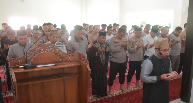 Polres Wajo Bersama Masyarakat Satukan Doa untuk Saudara Sebangsa di Sumatera dan Aceh