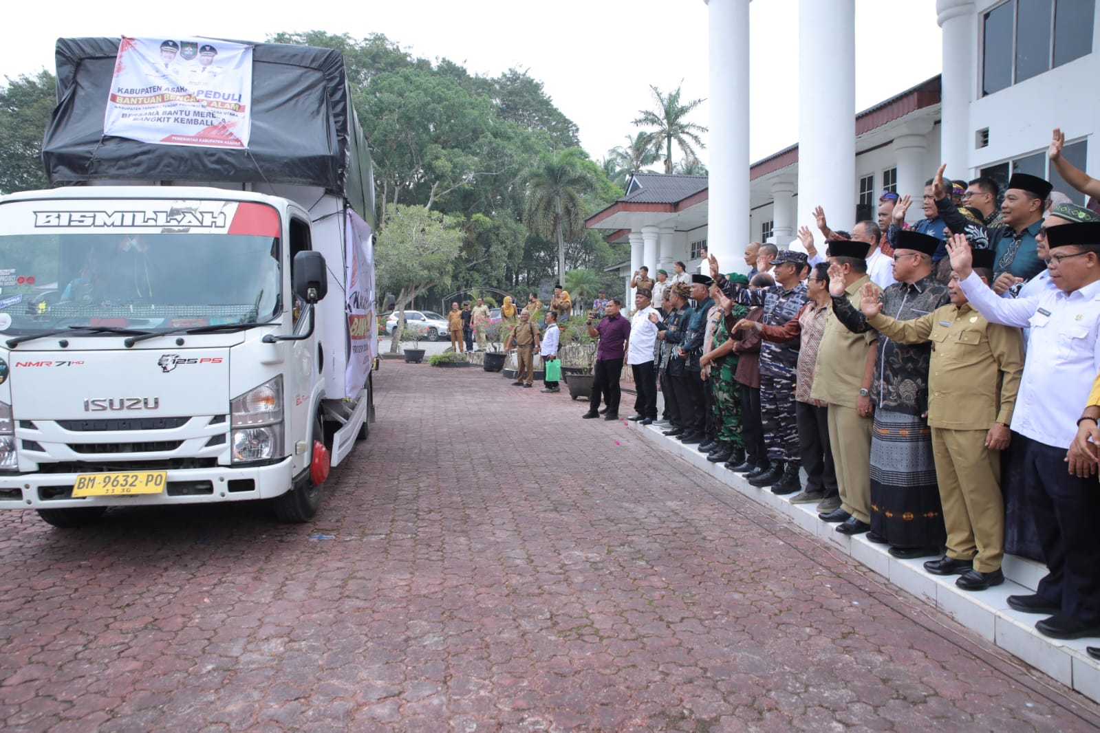 Bupati Asahan Bersama Danlanal dan Forkopimda Lepas Bantuan untuk Korban Bupati Asahan Bersama Danlanal dan Forkopimda Lepas Bantuan untuk Korban Bencana di Sumut, Aceh, dan Sumbar