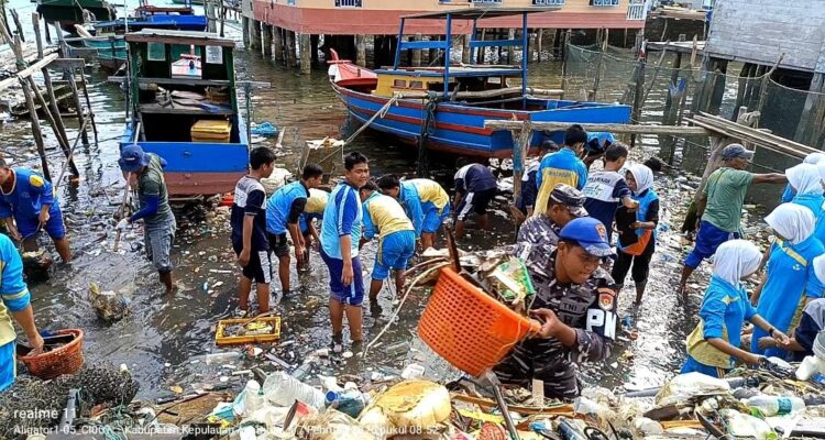 Lanal Tarempa Gelar Aksi Bersih Pantai dan Lingkungan di Desa Munjan, Wujudkan Indonesia ASRI