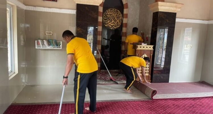 Sambut Ramadhan 1447 H, Polsek Belawa Gelar Aksi Bersih Masjid Bersama Warga