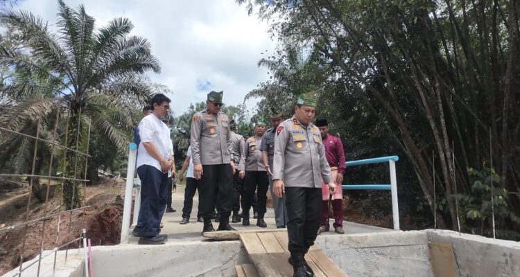 Menembus Akses, Membuka Ekonomi: Kapolda Riau Tinjau Proyek Jembatan di Kampar
