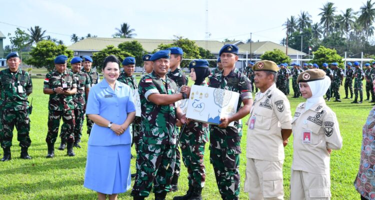 Danlanud RSA Natuna dan Ketua PIA AG Cab.9 Bagikan Bingkisan Lebaran untuk Prajurit, PNS, dan Honorer