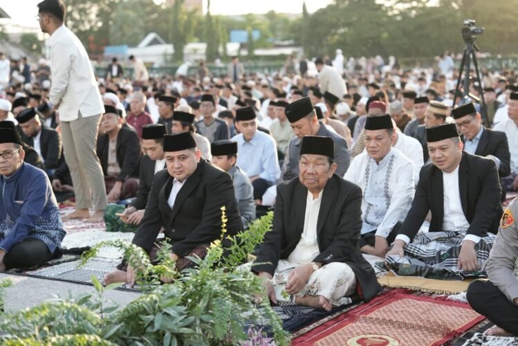 IMG-20260321-WA0088-e1774058313982.jpg Idulfitri di Karebosi Dipadati Ribuan Jemaah, Munafri Ajak Perkuat Silaturahmi Jaga Kota Makassar