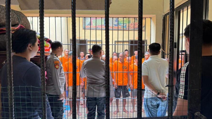 IMG-20260322-WA0072-scaled-e1774186716622.jpg Pastikan Standar Keamanan, Kasat Samapta dan Kasat Tahti Cek Rutin Rutan Polres Wajo