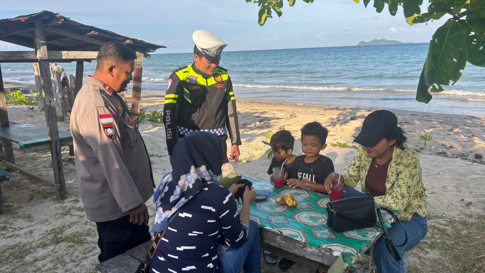 Pengamanan Humanis, Senja di Pantai Tanjung Pengamanan Humanis, Senja di Pantai Tanjung