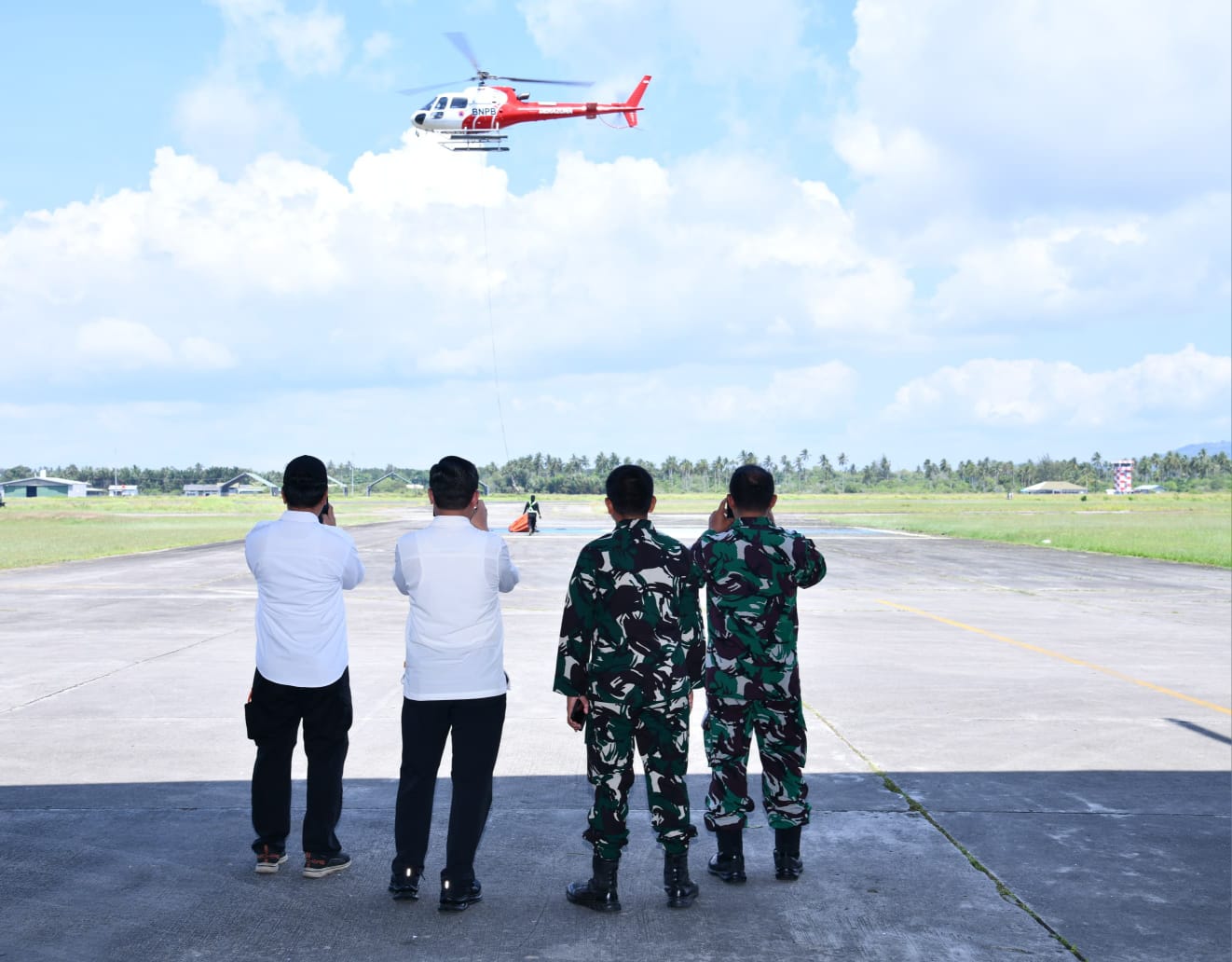 Sinergi TNI AU Lanud RSA dan Pemda, Helikopter BNPB Dikerahkan Sinergi TNI AU Lanud RSA dan Pemda, Helikopter BNPB Dikerahkan Padamkan Karhutla di Natuna